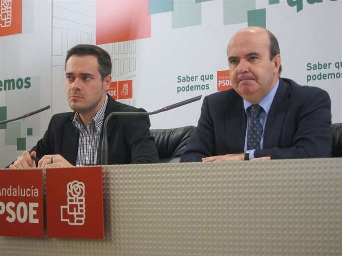 Zarrías Y El Diputado Socialista Felipe Sicilia En La Rueda De Prensa.