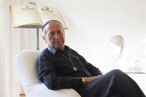 Posado Del Diseñador Elio Berhanyer