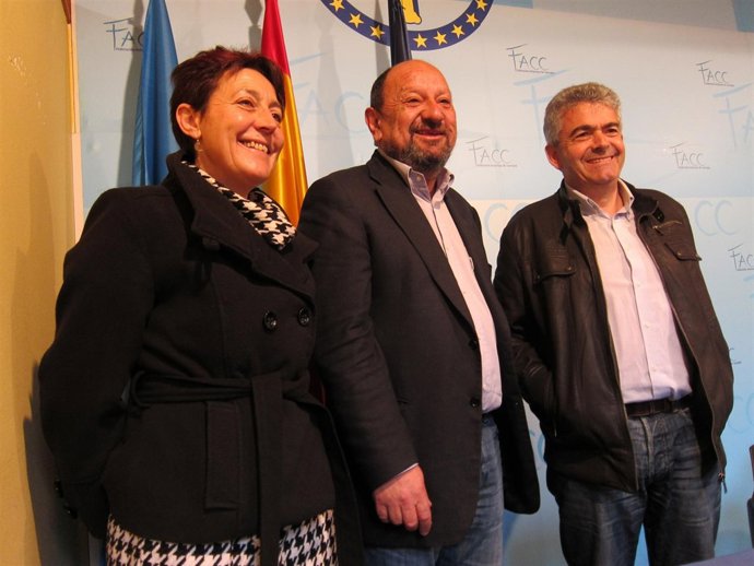 González, En El Centro, Acompañado De Otros Dos Representantes De Grupos Leader.