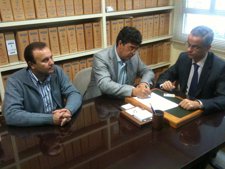 Valderas Firma Ante Notario El Compromiso De Cumplir Su Programa Electoral