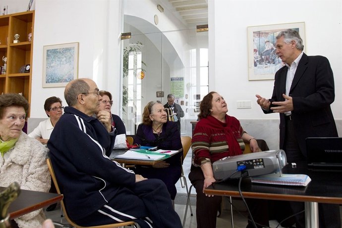 El Consejero Andaluz Francisco Menacho Visita La Asociación La Caleta