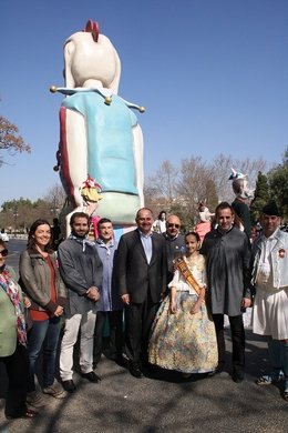 Alarte, Calabuig Y Varios Concejales Visitan La Falla Blanquerías