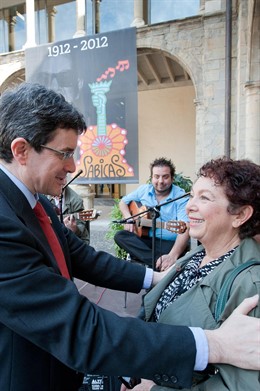 El Consejero Iribas Saluda A La Hija De Sabicas. 