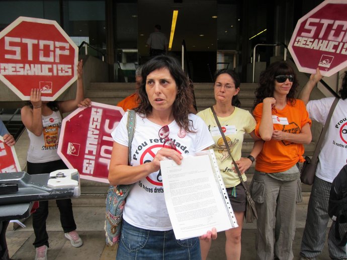 Miembros De La Plataforma De Afectados Por Hipotecas