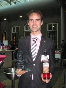 El Export Manager De Hiriart, Roel Diterwic Con El Premio Y La Botella