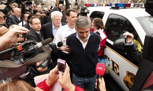 George Clooney Siendo Detenido