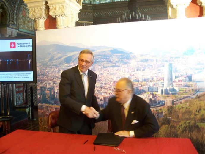 Los Alcaldes De Bilbao Y Barcelona En La Firma 