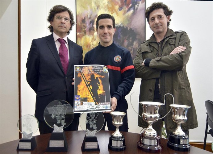 El concejal Con Dos De Los Organizadores De La III Carrera Vertical