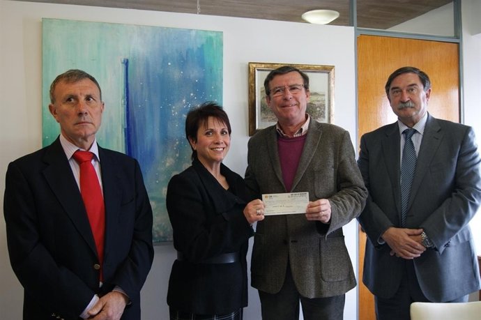 Imagen De La Entrega Del Cheque