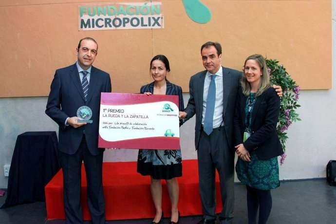 Momento De La Entrega Del Galardón A La Fundación Mapfre
