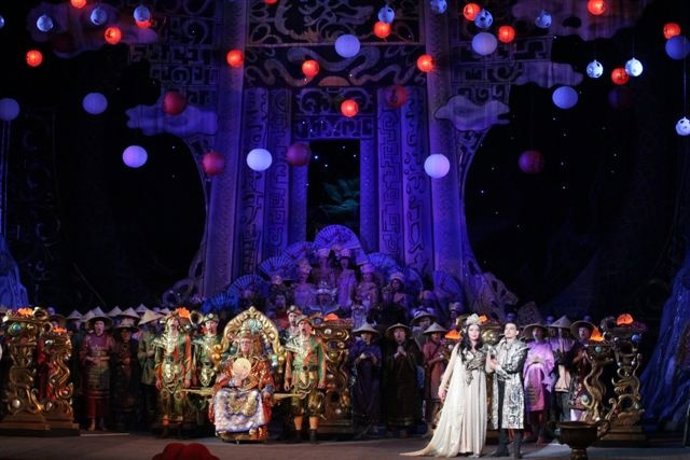 Escena De 'Turandot' De La Compañía De Ópera Internacional Concerlírica