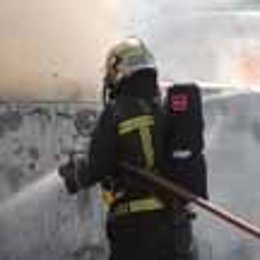 Bomberos Extinguiendo Un Incendio