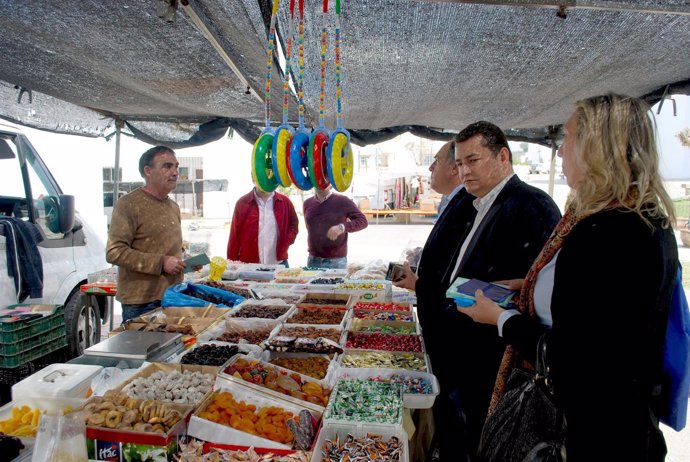 Sanz Reparte Propaganda Electoral En El Mercadillo De Castellar (Cádiz)