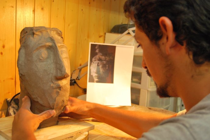 El Escultor Franco Melián Moldeando Una Escultura Del Rey Pakal 