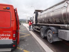 Policía Foral Realiza Un Control A Un Vehículo De Transporte De Mercancías.