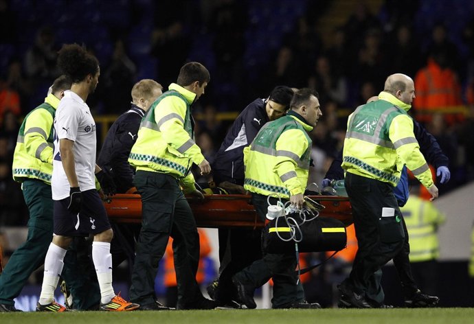 Muamba, Del Bolton, Sufre Un Colapso En El Campo