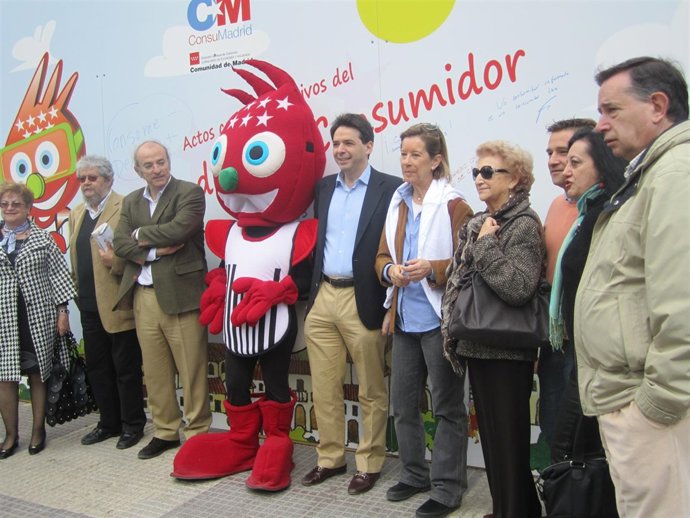 El Consejero De Economía Y Hacienda En Un Acto En La Plaza De Chamberí