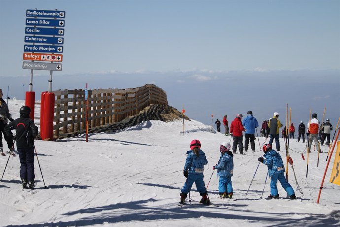 Esquiadores En Sierra Nevada