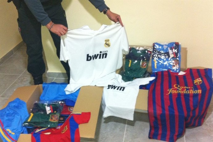 Camisetas Falsas Incautadas En Un Mercadillo De Pruna (Sevilla)