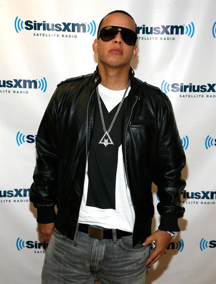 Posado Del Cantante Daddy Yankee Con Gafas De Sol 
