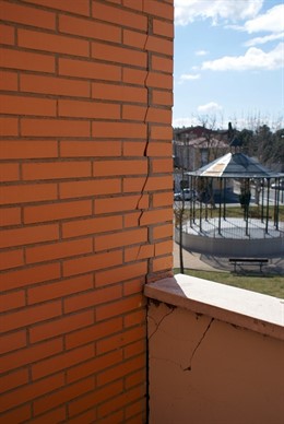 Grietas En El Centro Cívico Del Barrio De Garrapinillos, Zaragoza