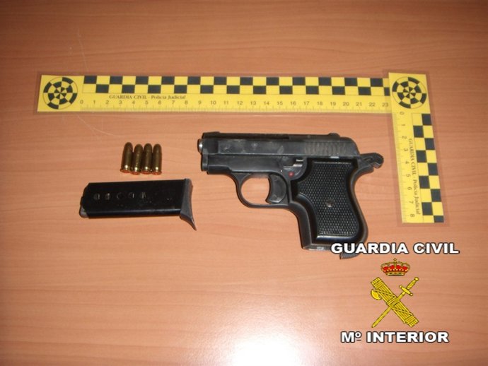 Arma Intervenida En Un Pub De Rociana Del Condado (Huelva)