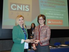 La Directora General De Atención Al Ciudadano, Isabel Valle (Izquierda)