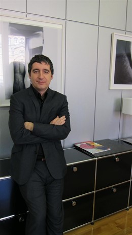 Pedro Alberto Cruz Posa En El Despacho De La Consejería De Turismo Y Cultura