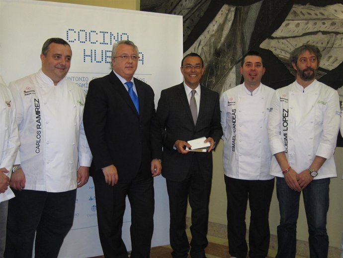 El Presidente Del Patronato De Turismo, Ignacio Caraballo, Junto A Los Cocineros