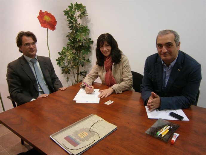 Pilar González Firma El Documento Ante Notario