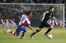 Cesc Fábregas Conduce La Pelota Ante Dani Benítez