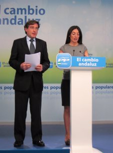 La Portavoz Del PP-A Y El Responsable De Economía, Rosario Soto Y Rafael Carmona