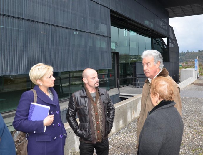 Visita De IU A La Piscina De La Camocha