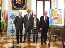 El Alcalde De Málaga Con La Nadadora María Peláez