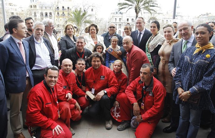 Autoridades, FFMM Y Pirotécnicos Tras La Última 'Mascletà' De Fallas 2012