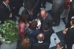 La Alcaldesa Socialista De La  Línea De La Concepción Entrega Una Carta Al Rey