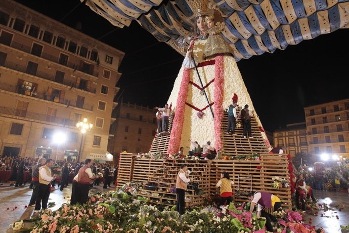Ofrenda a la Virgen de los Desamparados en una imagen de archivo