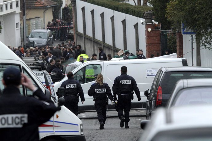 Policía Francesa En El Colegio Judío De Toulouse