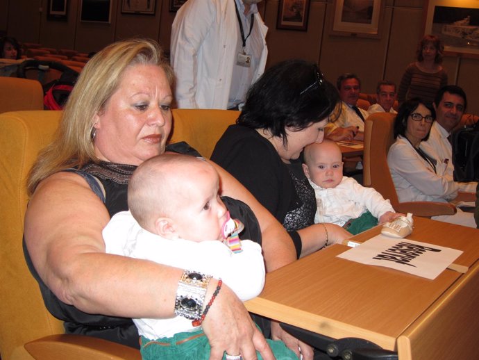 La Abuela Y La Madre De Las Dos Siamesas Separadas En El Hospital Vall D'hebron