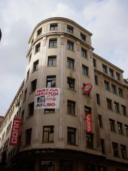 Pancarta Desplegada En La Sede Central De Los Sindicatos En Santander