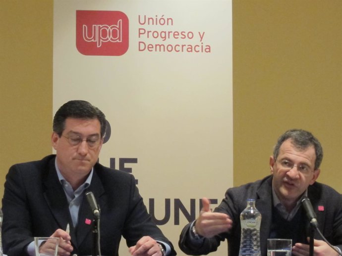 Ignacio Prendes Y Álvaro Anchuelo, De Upyd, En Rueda De Prensa