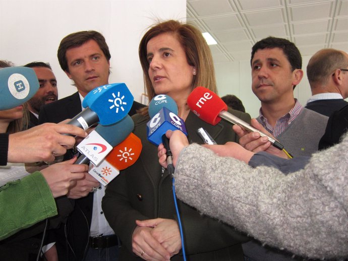 La Ministra De Empleo, Fátima Báñez, Ante Los Medios En Lucena (Huelva). 