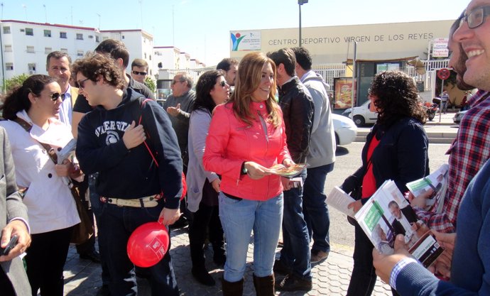 Susana Díaz, En Un Reparto Electoral En El Barrio De La Macarena