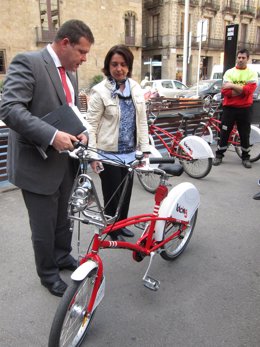 Ignasi Armengol (B:SM) Y La Teniente De Alcalde Sònia Recasens Con El Bicing