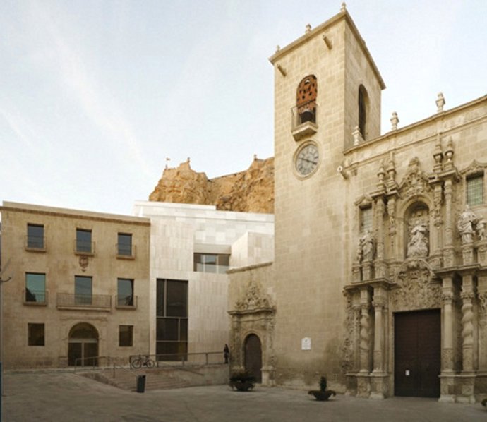 Fachadas Del MACA Y De  Iglesia De Santa María
