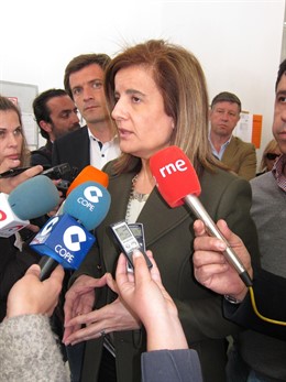La Ministra De Empleo, Fátima Báñez, Ante Los Medios En Lucena (Huelva).