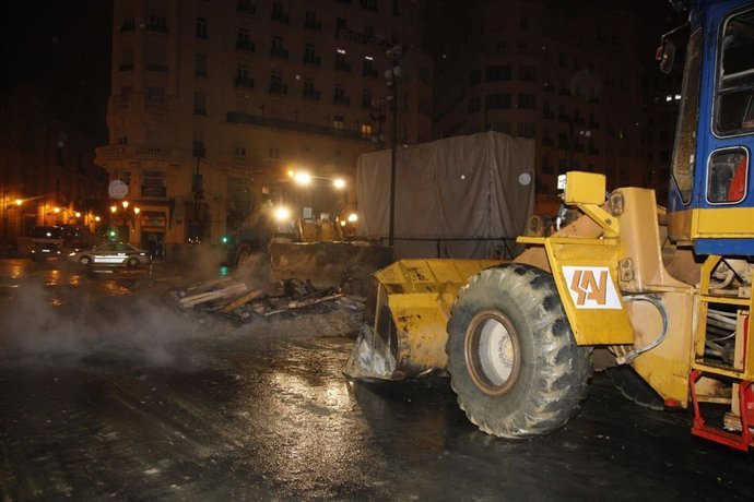 Retirada De Las Cenizas De La Falla Del Ayuntamiento Esta Madrugada