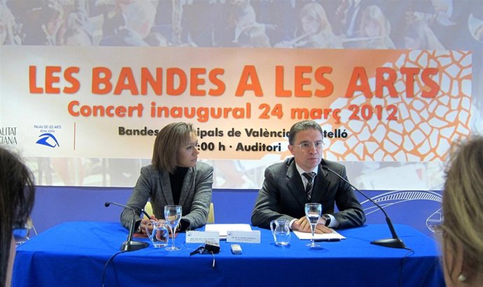 Lola Johnson Y Serafín Castellano Presentan 'Les Bandes A Les Arts'