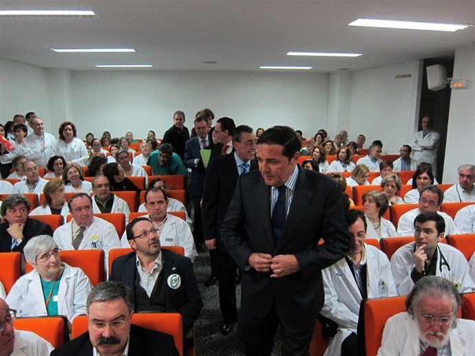 Sáez Aguado Se Reúne Con Profesionales Del Clínico De Salamanca