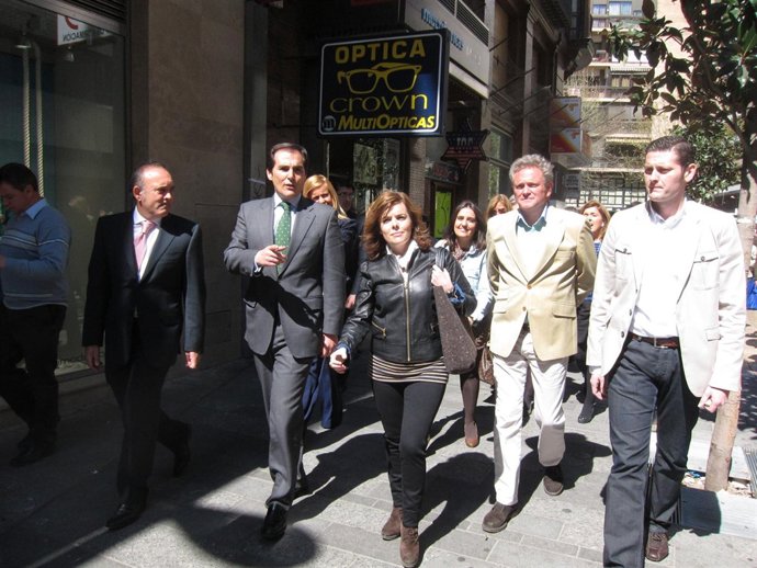Paseo De Sáenz De Santamaría Con Nieto Y Bados Por La Calle Cruz Conde
